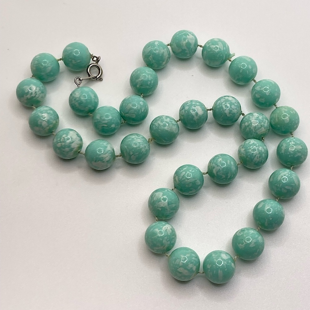 Vtg Mint Green White Speckled Round Lucite Plastic Bead Necklace 17”